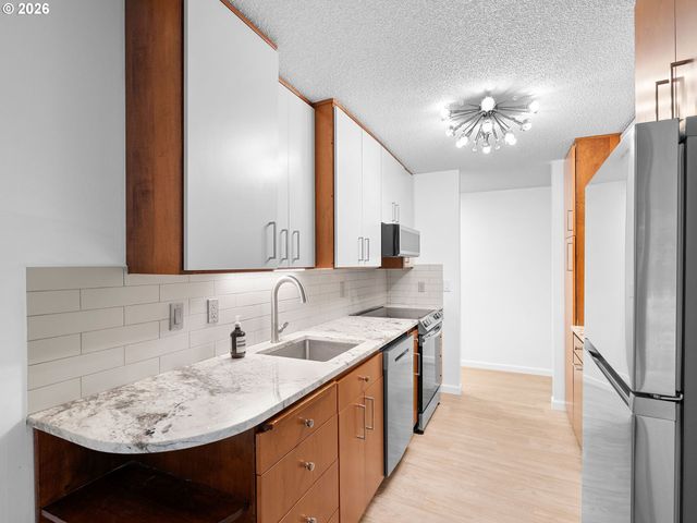 2393 Sw PARK Pl 112, Portland, OR 97205