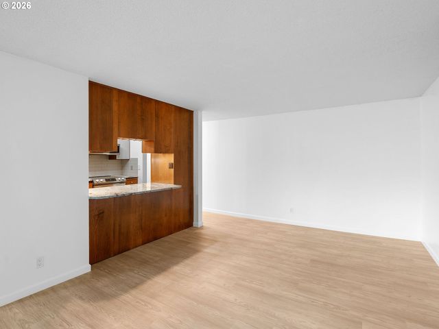 2393 Sw PARK Pl 112, Portland, OR 97205