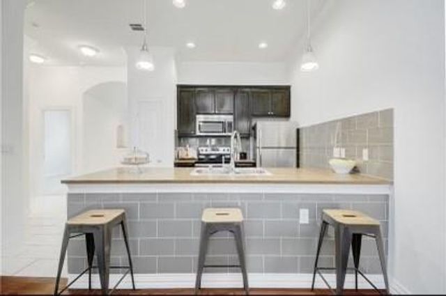 404 Mesa DR, Del Valle, TX 78617