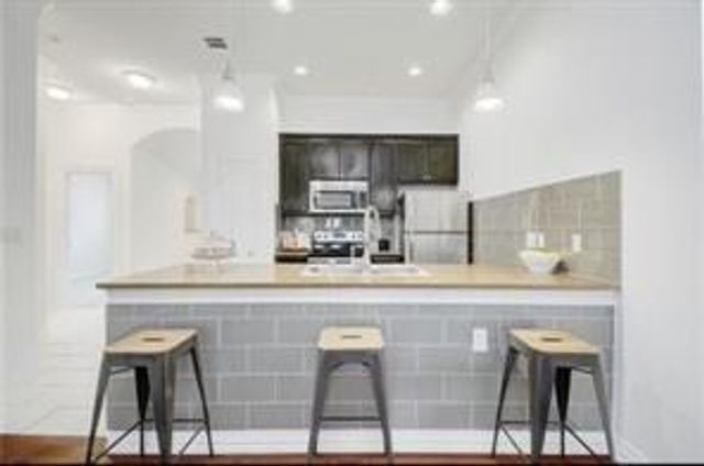 404 Mesa DR, Del Valle, TX 78617