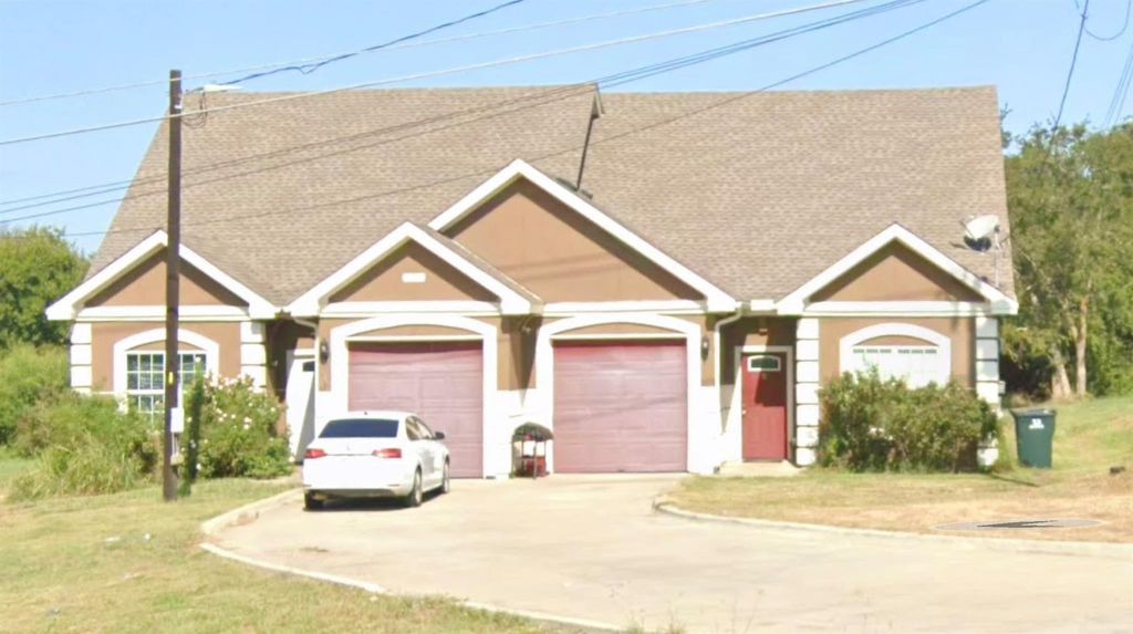 404 Mesa DR, Del Valle, TX 78617