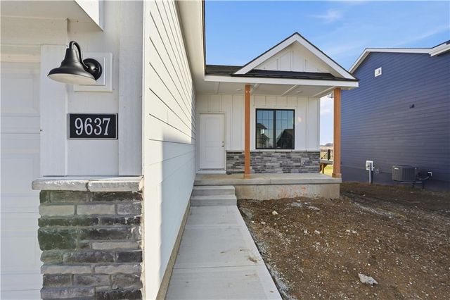 9637 N Colrain Avenue, Kansas City, MO 64154