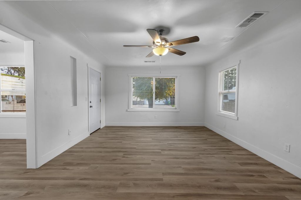 Image 3 of property listing at 212 Sonoma Avenue, Chowchilla, CA 93610