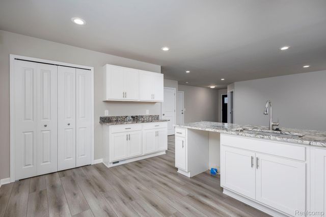 18754 14 mile road 22, Roseville, MI 48066