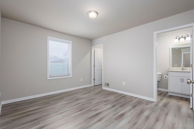 18754 14 mile road 22, Roseville, MI 48066