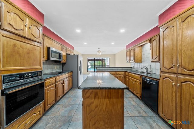8216 Teakwood Drive, Woodway, TX 76712