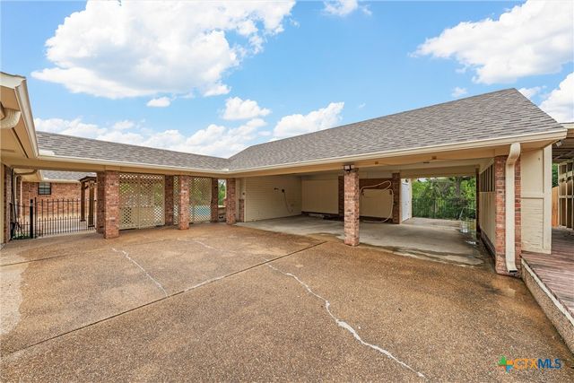 8216 Teakwood Drive, Woodway, TX 76712