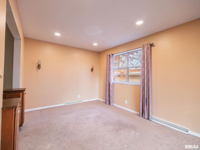 1703 W CLAREWOOD Avenue, Peoria, IL 61614