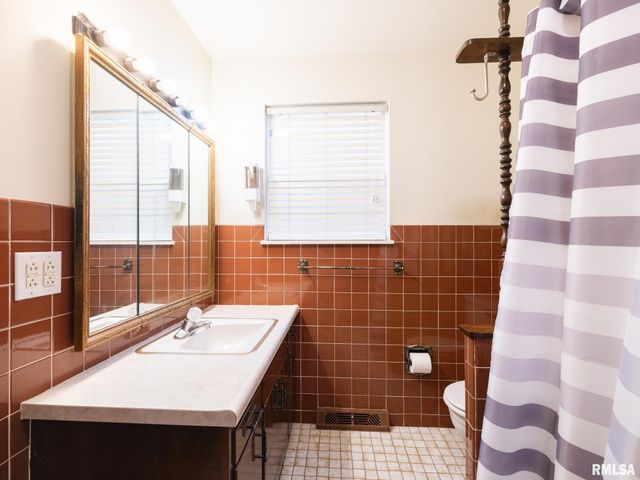 1703 W CLAREWOOD Avenue, Peoria, IL 61614