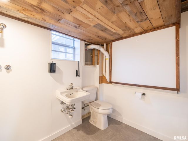 1703 W CLAREWOOD Avenue, Peoria, IL 61614