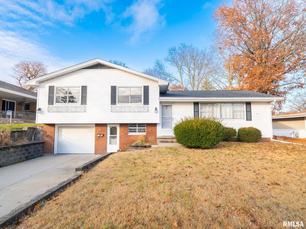 1703 W CLAREWOOD Avenue, Peoria, IL 61614