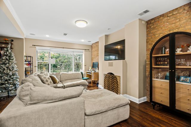 1210 W Roscoe Street 2, Chicago, IL 60657