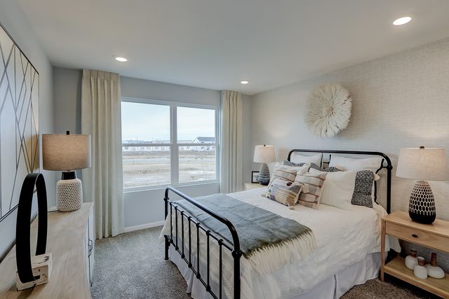 230 Piper Glen Avenue, Oswego, IL 60543