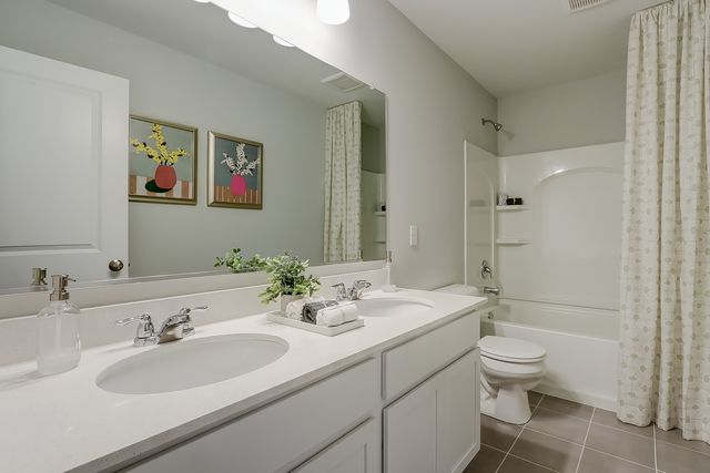 230 Piper Glen Avenue, Oswego, IL 60543