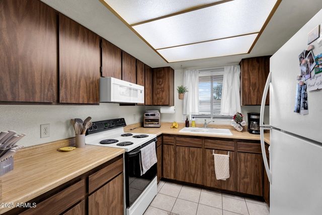 10828 N BILTMORE Drive 223, Phoenix, AZ 85029