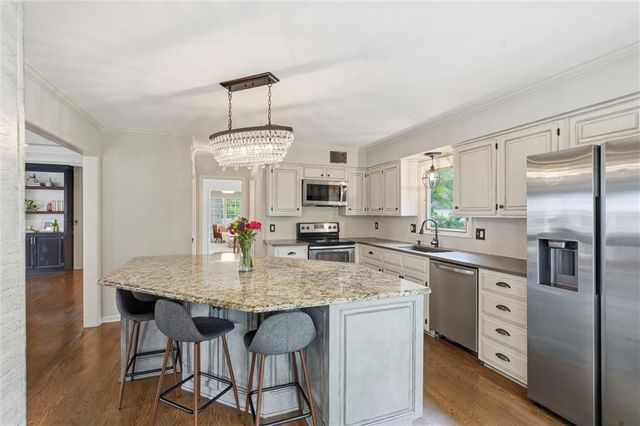 11904 Aberdeen Road, Leawood, KS 66209