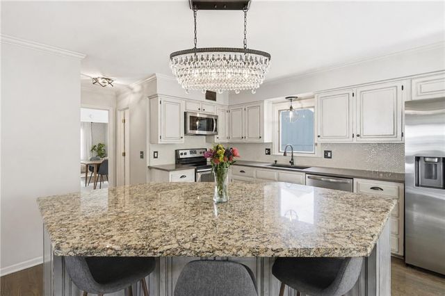 11904 Aberdeen Road, Leawood, KS 66209