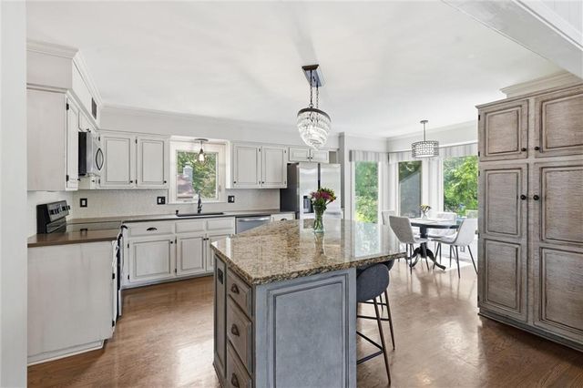 11904 Aberdeen Road, Leawood, KS 66209