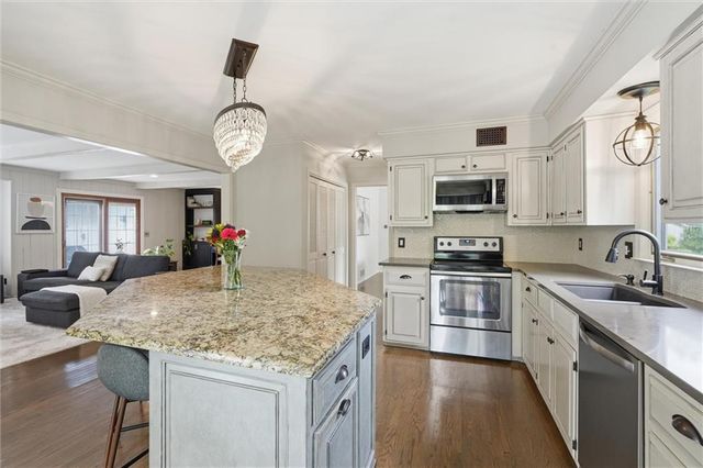 11904 Aberdeen Road, Leawood, KS 66209
