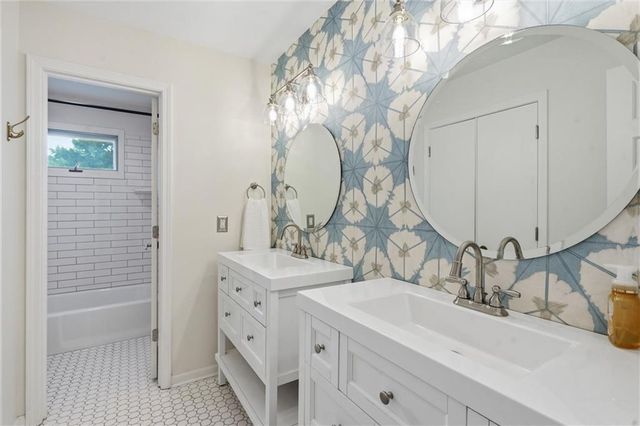 11904 Aberdeen Road, Leawood, KS 66209