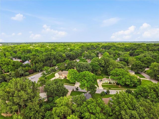 11904 Aberdeen Road, Leawood, KS 66209