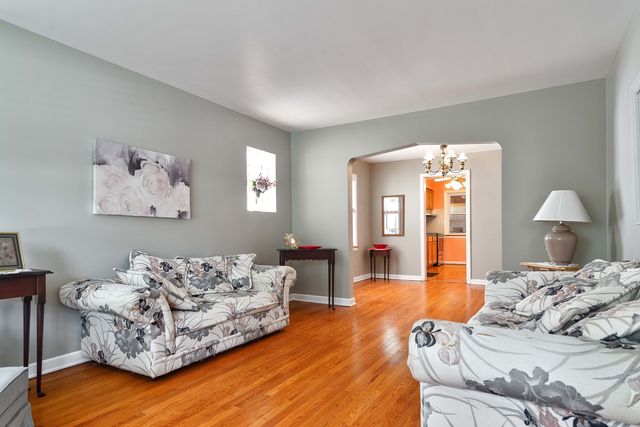 6705 N Sacramento Avenue, Chicago, IL 60645