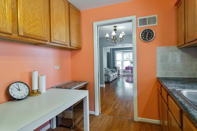 6705 N Sacramento Avenue, Chicago, IL 60645