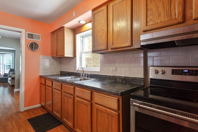 6705 N Sacramento Avenue, Chicago, IL 60645