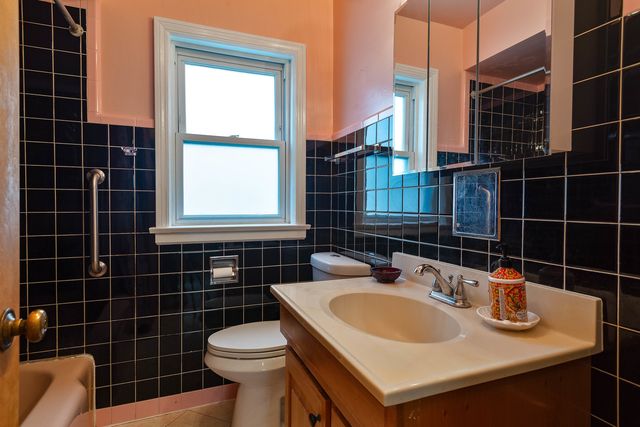 6705 N Sacramento Avenue, Chicago, IL 60645
