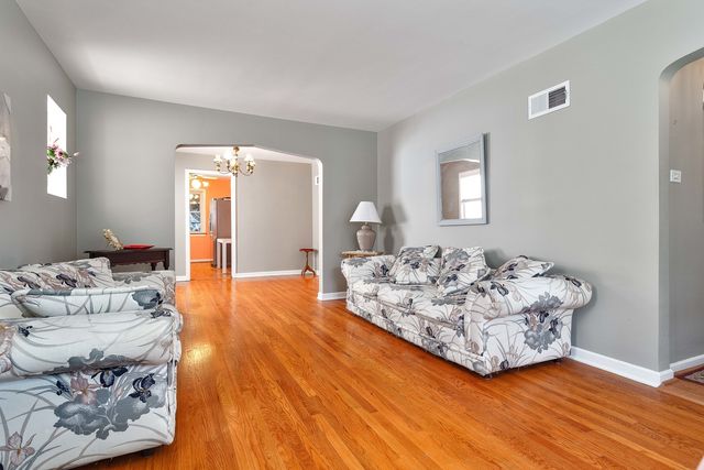 6705 N Sacramento Avenue, Chicago, IL 60645