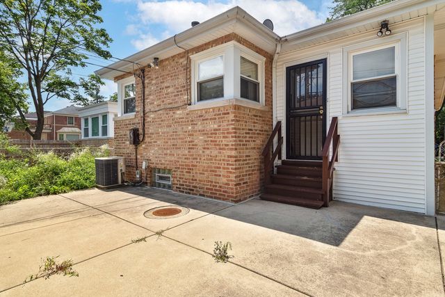 6705 N Sacramento Avenue, Chicago, IL 60645