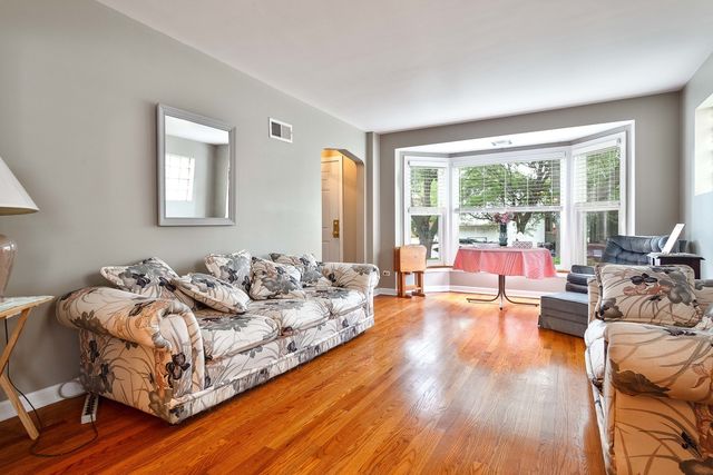 6705 N Sacramento Avenue, Chicago, IL 60645