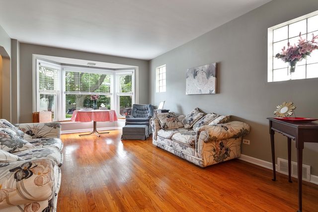 6705 N Sacramento Avenue, Chicago, IL 60645