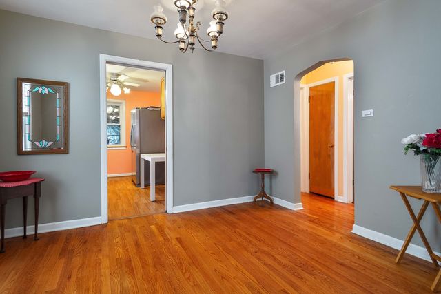 6705 N Sacramento Avenue, Chicago, IL 60645