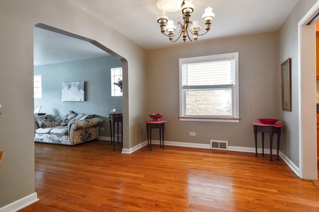 6705 N Sacramento Avenue, Chicago, IL 60645