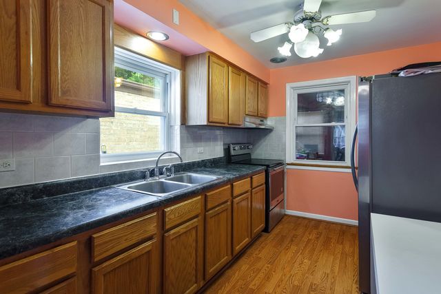 6705 N Sacramento Avenue, Chicago, IL 60645