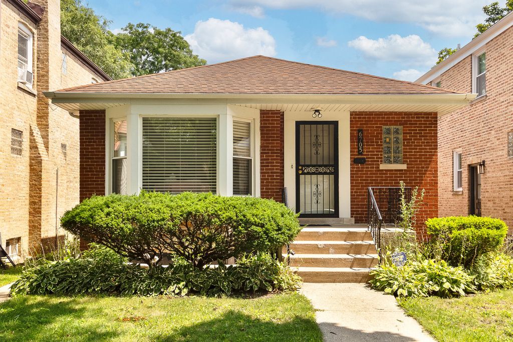 6705 N Sacramento Avenue, Chicago, IL 60645