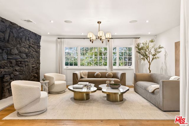 16644 Calneva Drive, Encino, CA 91436