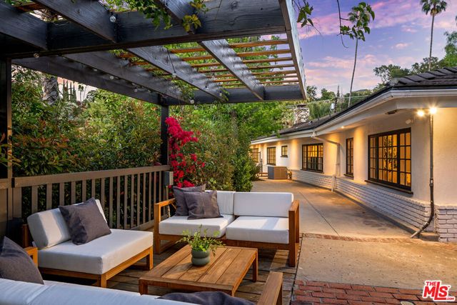 16644 Calneva Drive, Encino, CA 91436