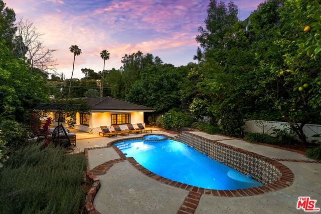 16644 Calneva Drive, Encino, CA 91436