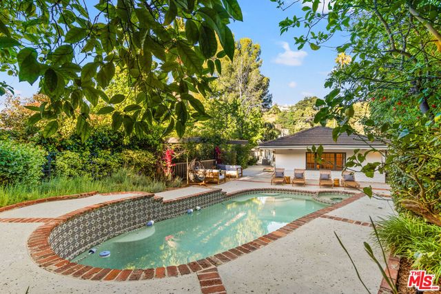 16644 Calneva Drive, Encino, CA 91436