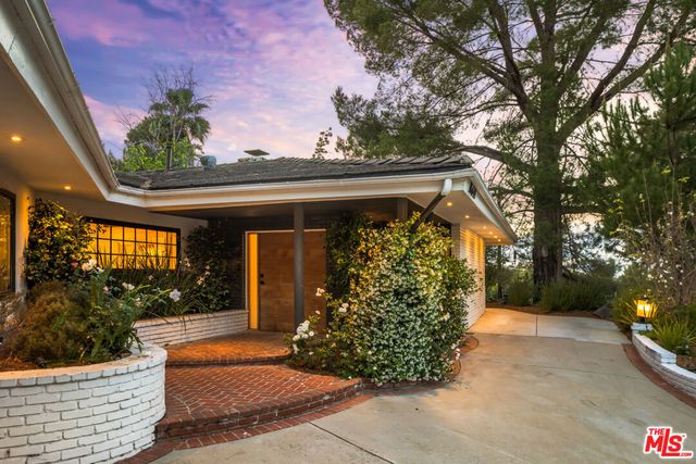 16644 Calneva Drive, Encino, CA 91436