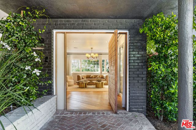 16644 Calneva Drive, Encino, CA 91436