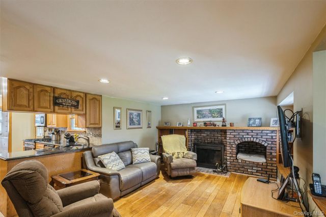 12 Swan Lane, Hauppauge, NY 11788