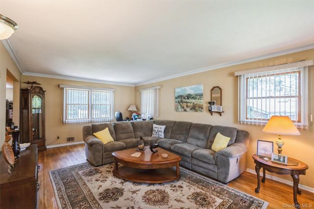 12 Swan Lane, Hauppauge, NY 11788
