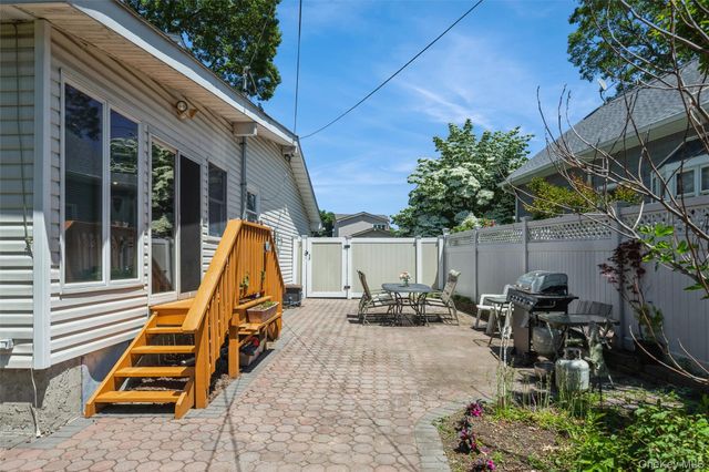 12 Swan Lane, Hauppauge, NY 11788