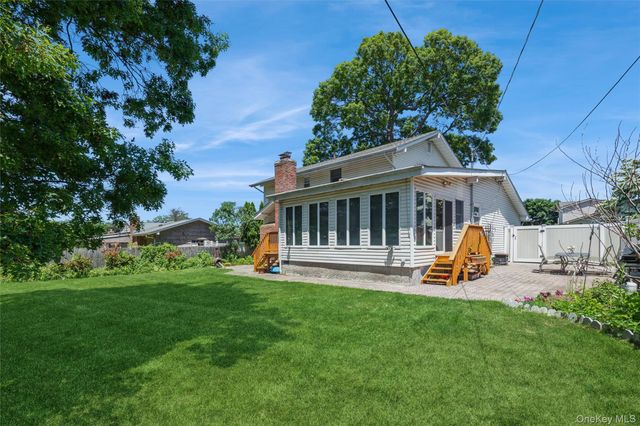 12 Swan Lane, Hauppauge, NY 11788