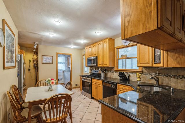 12 Swan Lane, Hauppauge, NY 11788