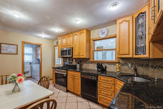12 Swan Lane, Hauppauge, NY 11788