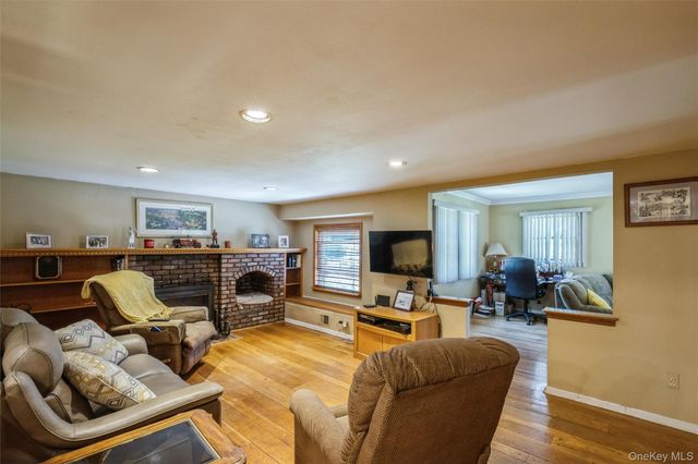 12 Swan Lane, Hauppauge, NY 11788